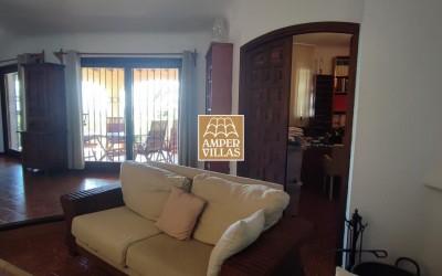 Beautiful Mediterranean villa with guest house and panoramic views.